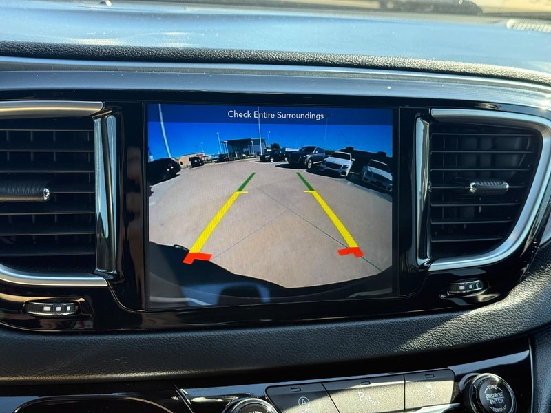 Chrysler Pacifica Vehicle Full-screen Gallery Image 26