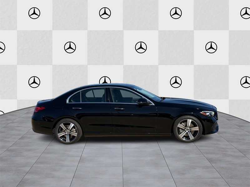 Mercedes-Benz C-Class Vehicle Full-screen Gallery Image 02