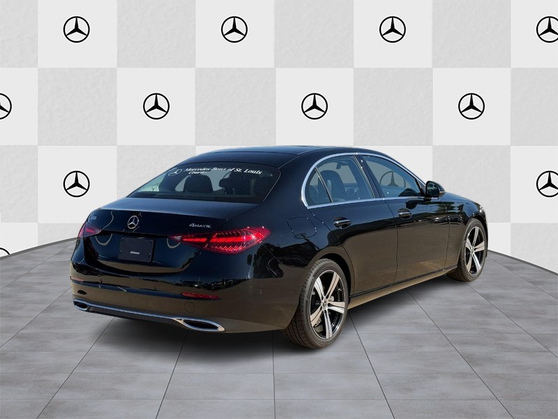 Mercedes-Benz C-Class Vehicle Full-screen Gallery Image 03