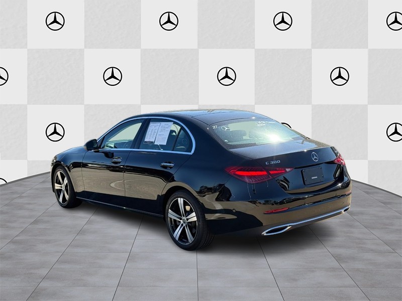 Mercedes-Benz C-Class Vehicle Full-screen Gallery Image 04