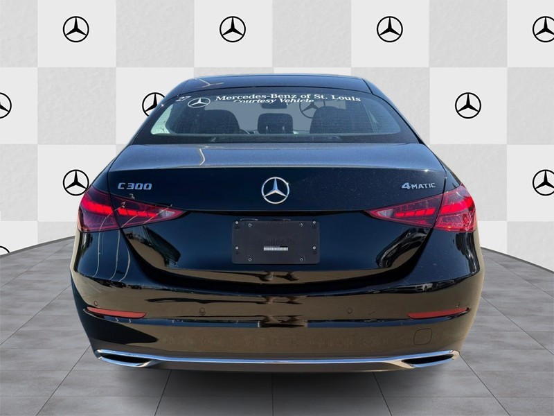 Mercedes-Benz C-Class Vehicle Full-screen Gallery Image 05