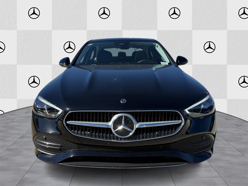 Mercedes-Benz C-Class Vehicle Full-screen Gallery Image 07