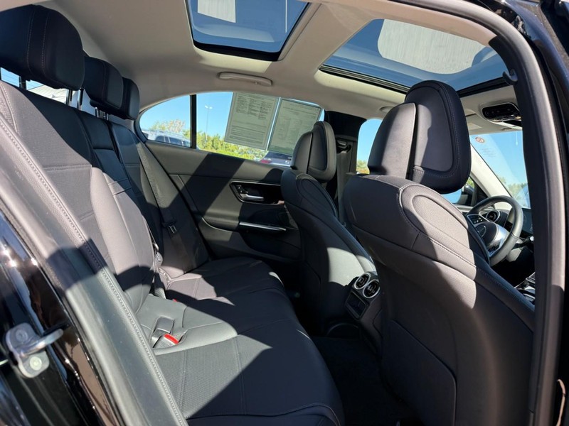 Mercedes-Benz C-Class Vehicle Full-screen Gallery Image 12
