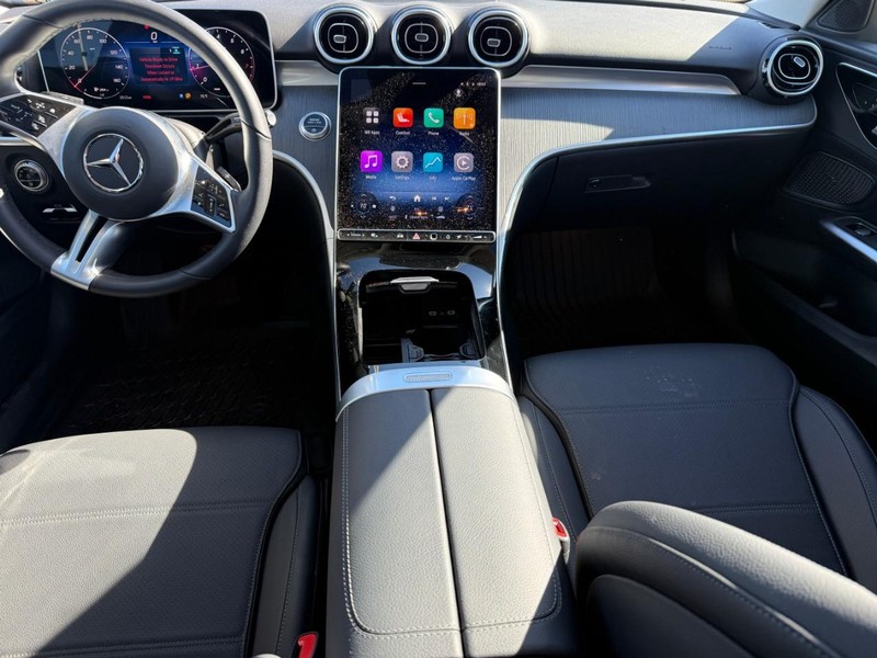 Mercedes-Benz C-Class Vehicle Full-screen Gallery Image 13