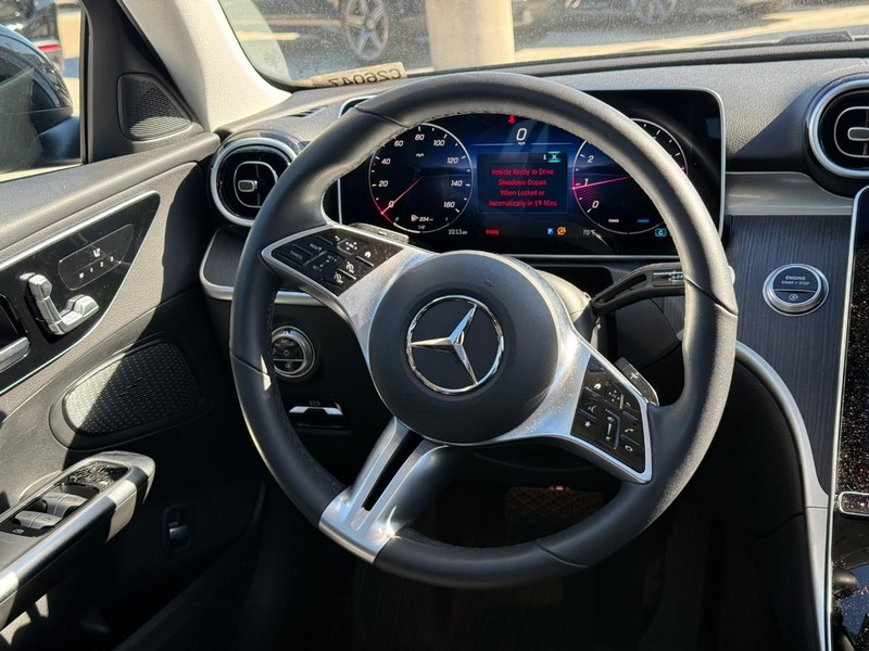 Mercedes-Benz C-Class Vehicle Full-screen Gallery Image 14