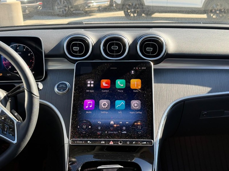 Mercedes-Benz C-Class Vehicle Full-screen Gallery Image 15