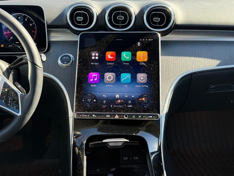 Mercedes-Benz C-Class Vehicle Full-screen Gallery Image 16