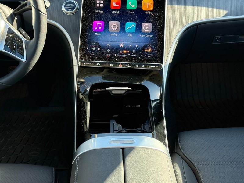 Mercedes-Benz C-Class Vehicle Full-screen Gallery Image 17
