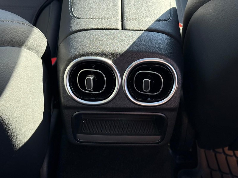Mercedes-Benz C-Class Vehicle Full-screen Gallery Image 18