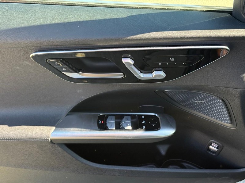 Mercedes-Benz C-Class Vehicle Full-screen Gallery Image 19