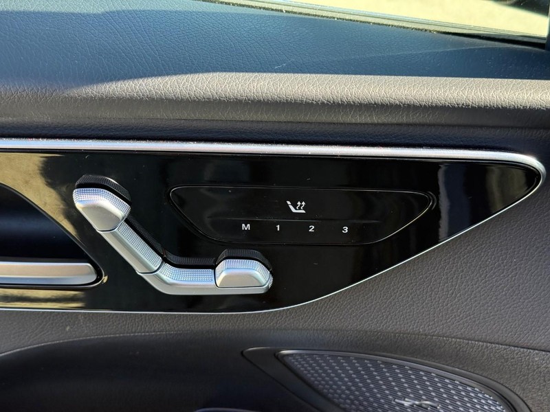 Mercedes-Benz C-Class Vehicle Full-screen Gallery Image 20