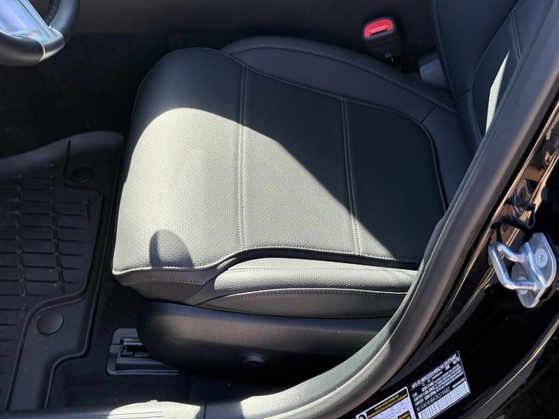 Mercedes-Benz C-Class Vehicle Full-screen Gallery Image 21