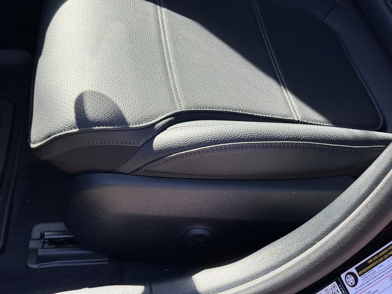 Mercedes-Benz C-Class Vehicle Full-screen Gallery Image 22