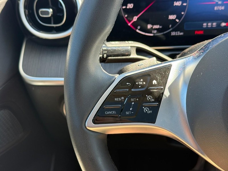 Mercedes-Benz C-Class Vehicle Full-screen Gallery Image 23