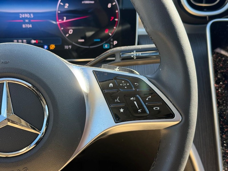 Mercedes-Benz C-Class Vehicle Full-screen Gallery Image 24