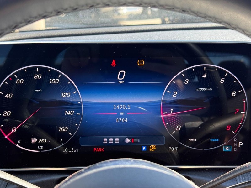 Mercedes-Benz C-Class Vehicle Full-screen Gallery Image 25