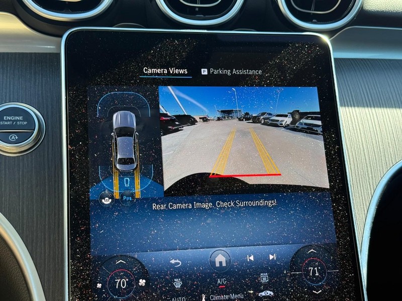 Mercedes-Benz C-Class Vehicle Full-screen Gallery Image 26