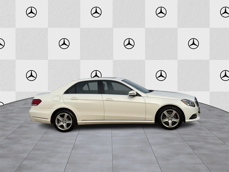 Mercedes-Benz E-Class Vehicle Full-screen Gallery Image 2