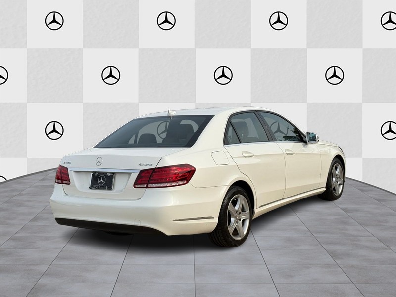 Mercedes-Benz E-Class Vehicle Full-screen Gallery Image 3