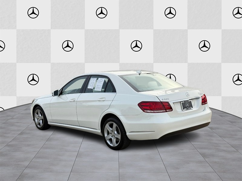 Mercedes-Benz E-Class Vehicle Full-screen Gallery Image 4