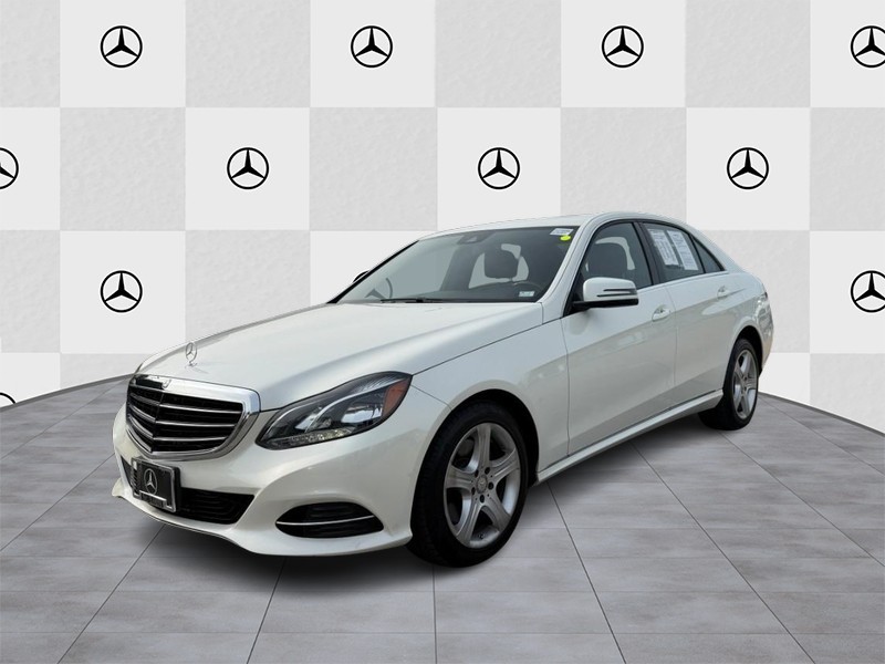 Mercedes-Benz E-Class Vehicle Full-screen Gallery Image 5