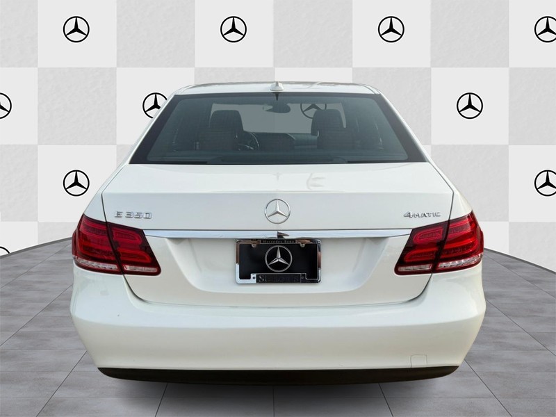 Mercedes-Benz E-Class Vehicle Full-screen Gallery Image 6