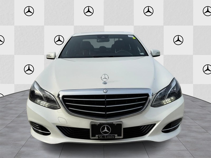 Mercedes-Benz E-Class Vehicle Full-screen Gallery Image 7