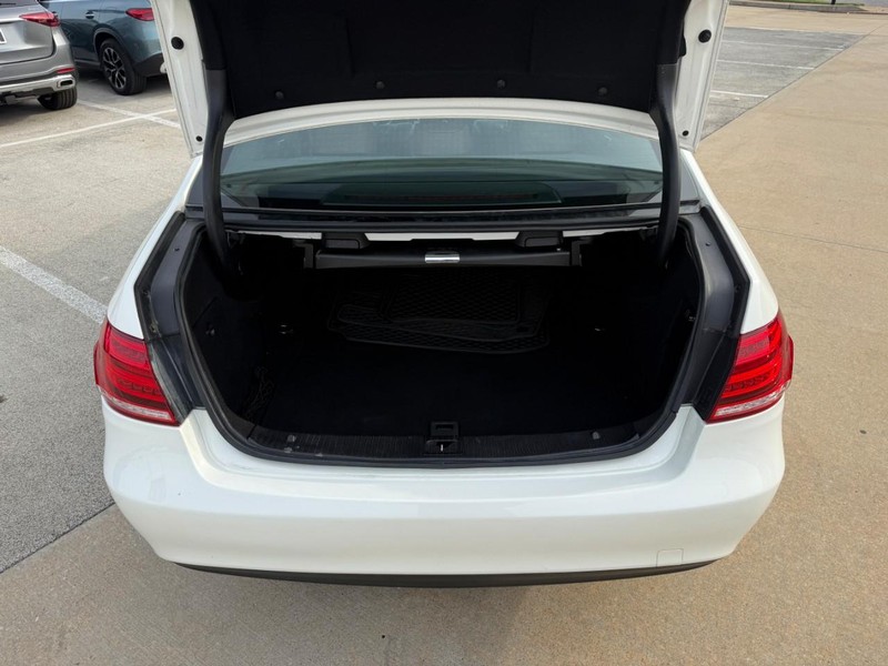 Mercedes-Benz E-Class Vehicle Full-screen Gallery Image 8