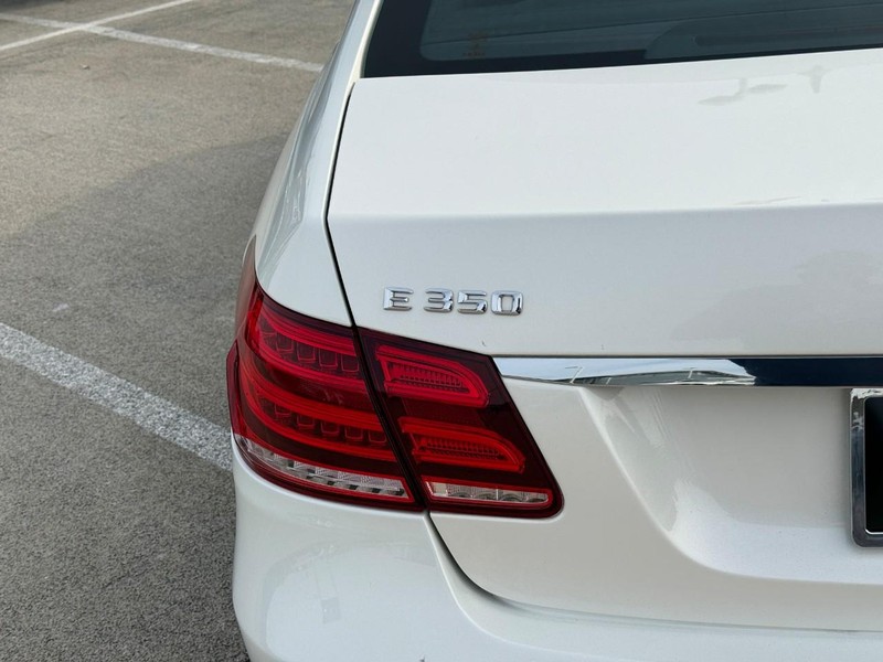 Mercedes-Benz E-Class Vehicle Full-screen Gallery Image 10