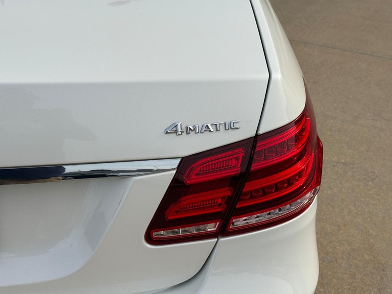 Mercedes-Benz E-Class Vehicle Full-screen Gallery Image 11