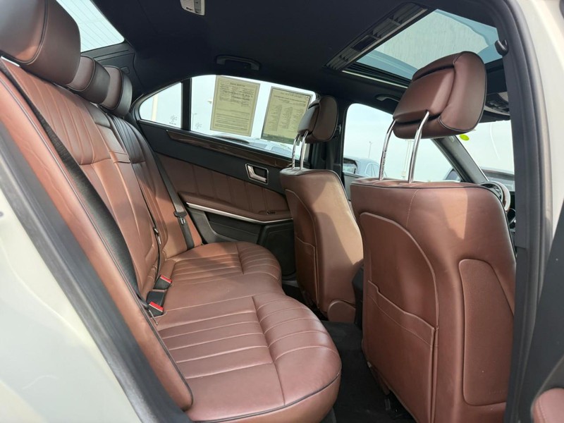 Mercedes-Benz E-Class Vehicle Full-screen Gallery Image 12