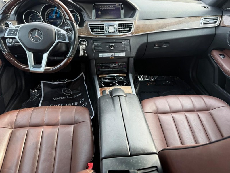 Mercedes-Benz E-Class Vehicle Full-screen Gallery Image 13