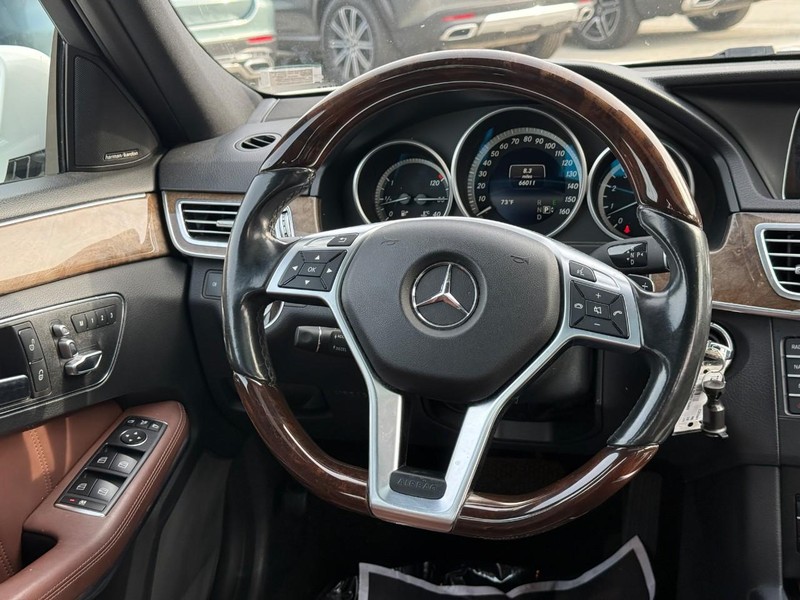 Mercedes-Benz E-Class Vehicle Full-screen Gallery Image 14