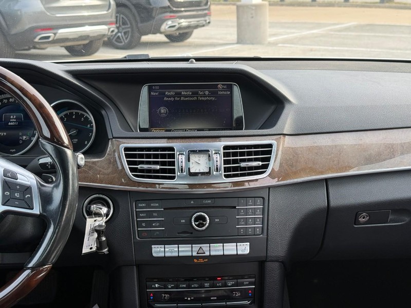 Mercedes-Benz E-Class Vehicle Full-screen Gallery Image 15