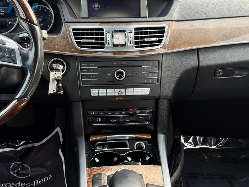 Mercedes-Benz E-Class Vehicle Full-screen Gallery Image 16