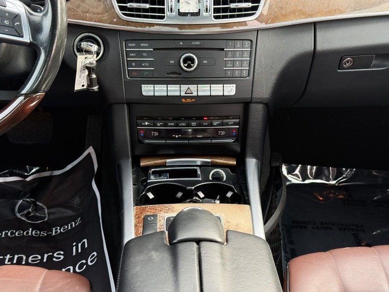 Mercedes-Benz E-Class Vehicle Full-screen Gallery Image 17