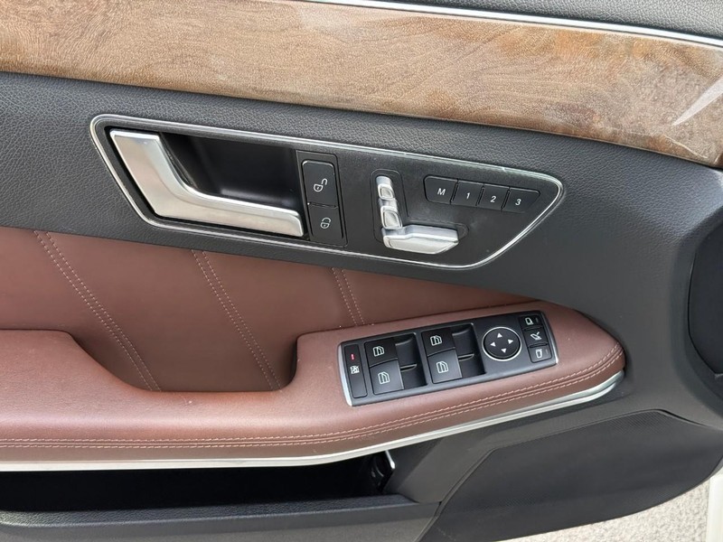 Mercedes-Benz E-Class Vehicle Full-screen Gallery Image 18