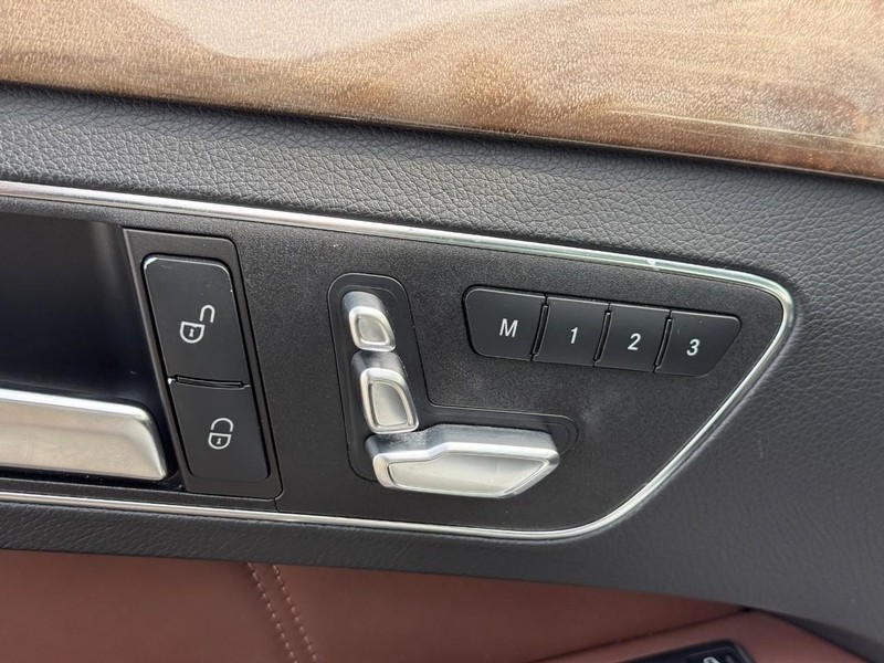Mercedes-Benz E-Class Vehicle Full-screen Gallery Image 19