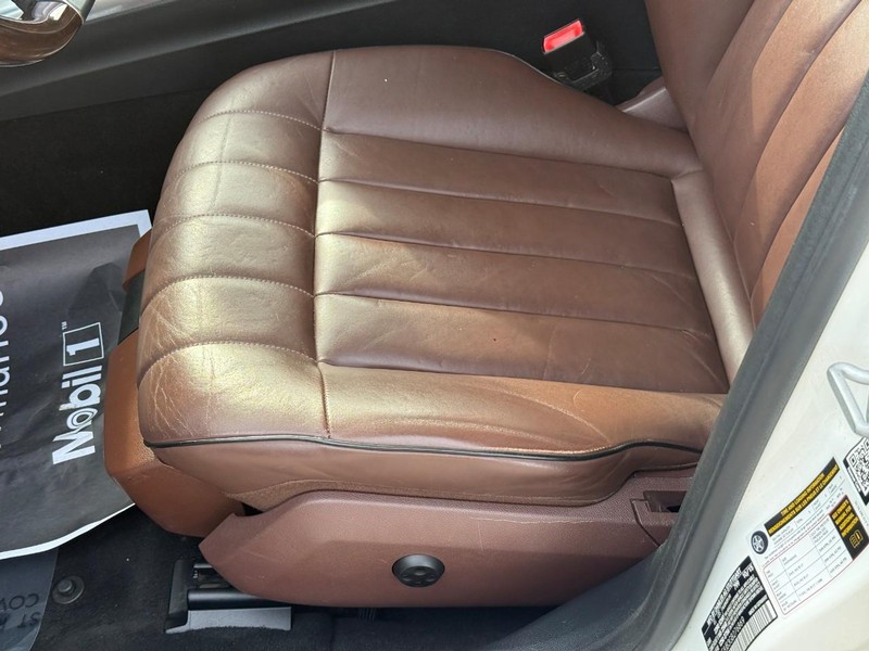 Mercedes-Benz E-Class Vehicle Full-screen Gallery Image 20