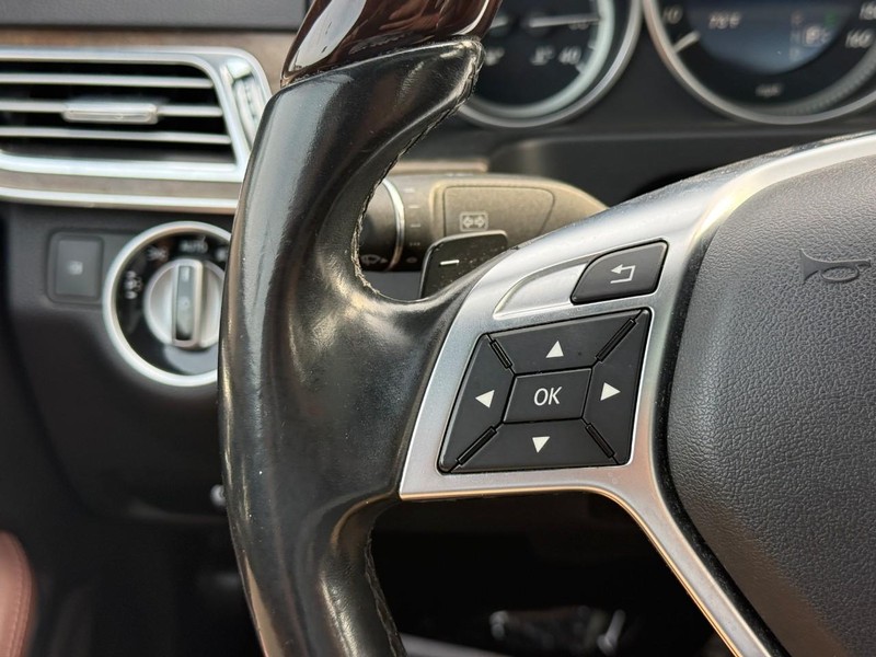 Mercedes-Benz E-Class Vehicle Full-screen Gallery Image 21
