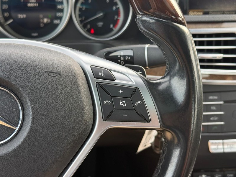 Mercedes-Benz E-Class Vehicle Full-screen Gallery Image 22