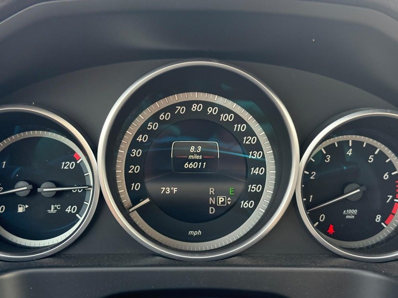 Mercedes-Benz E-Class Vehicle Full-screen Gallery Image 23