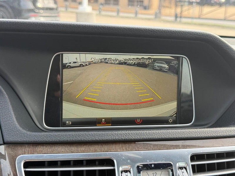 Mercedes-Benz E-Class Vehicle Full-screen Gallery Image 25