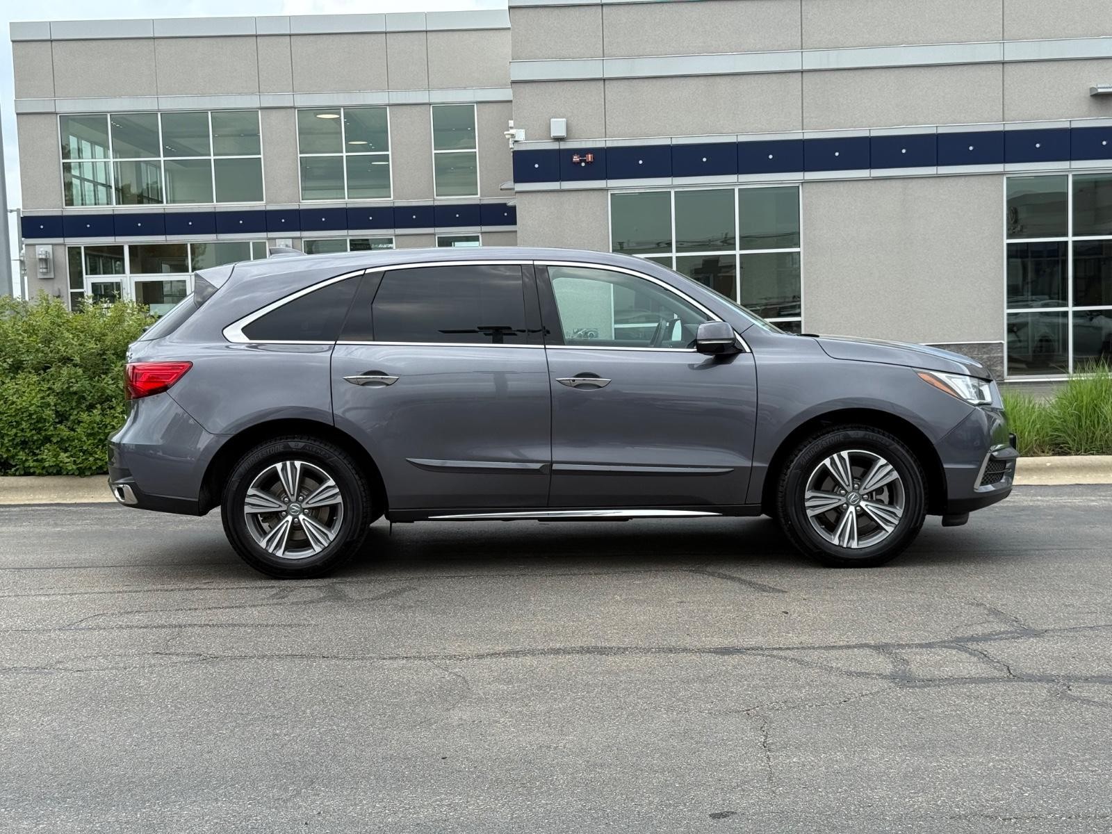 Acura MDX Vehicle Full-screen Gallery Image 02