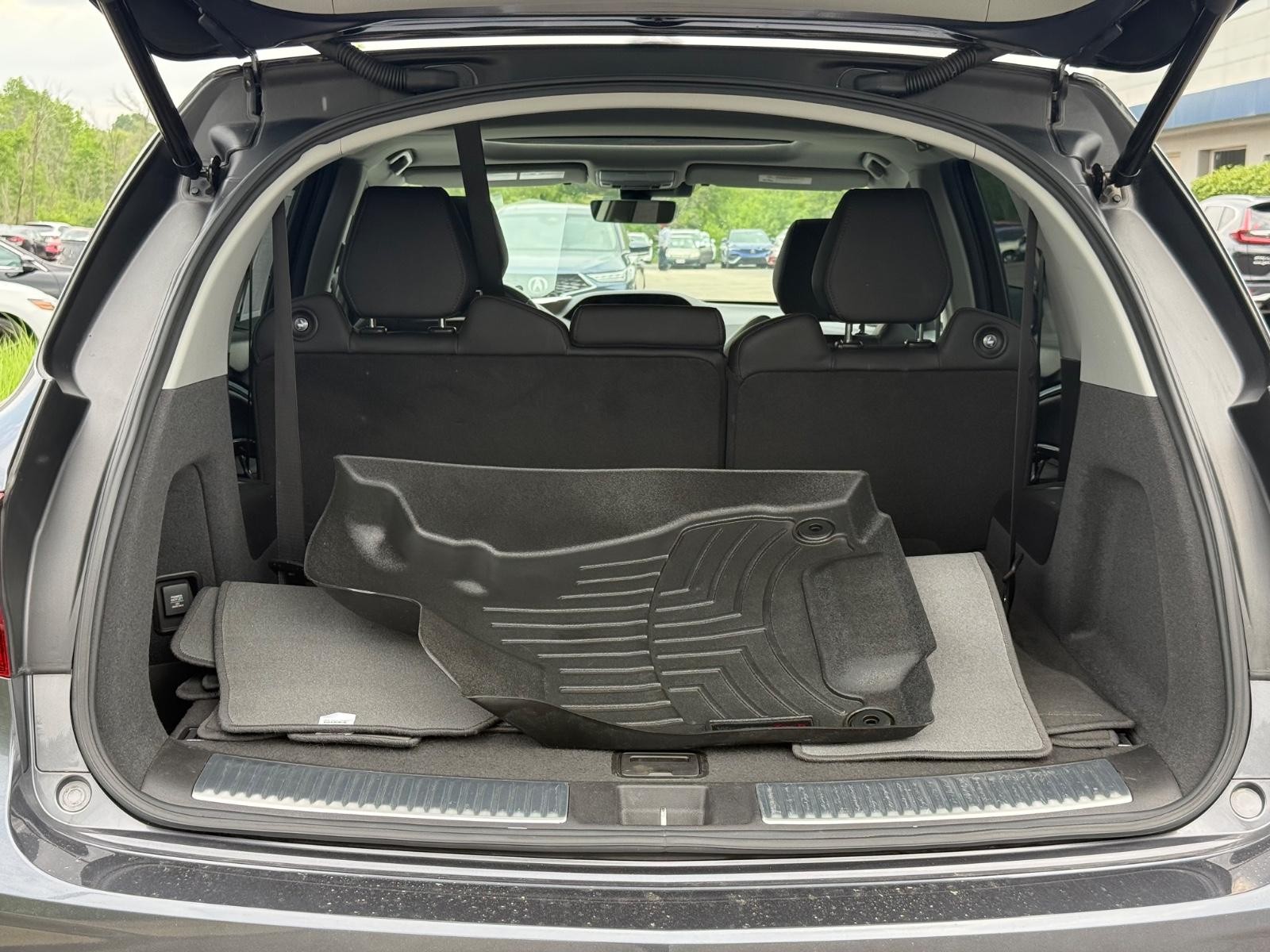 Acura MDX Vehicle Full-screen Gallery Image 06