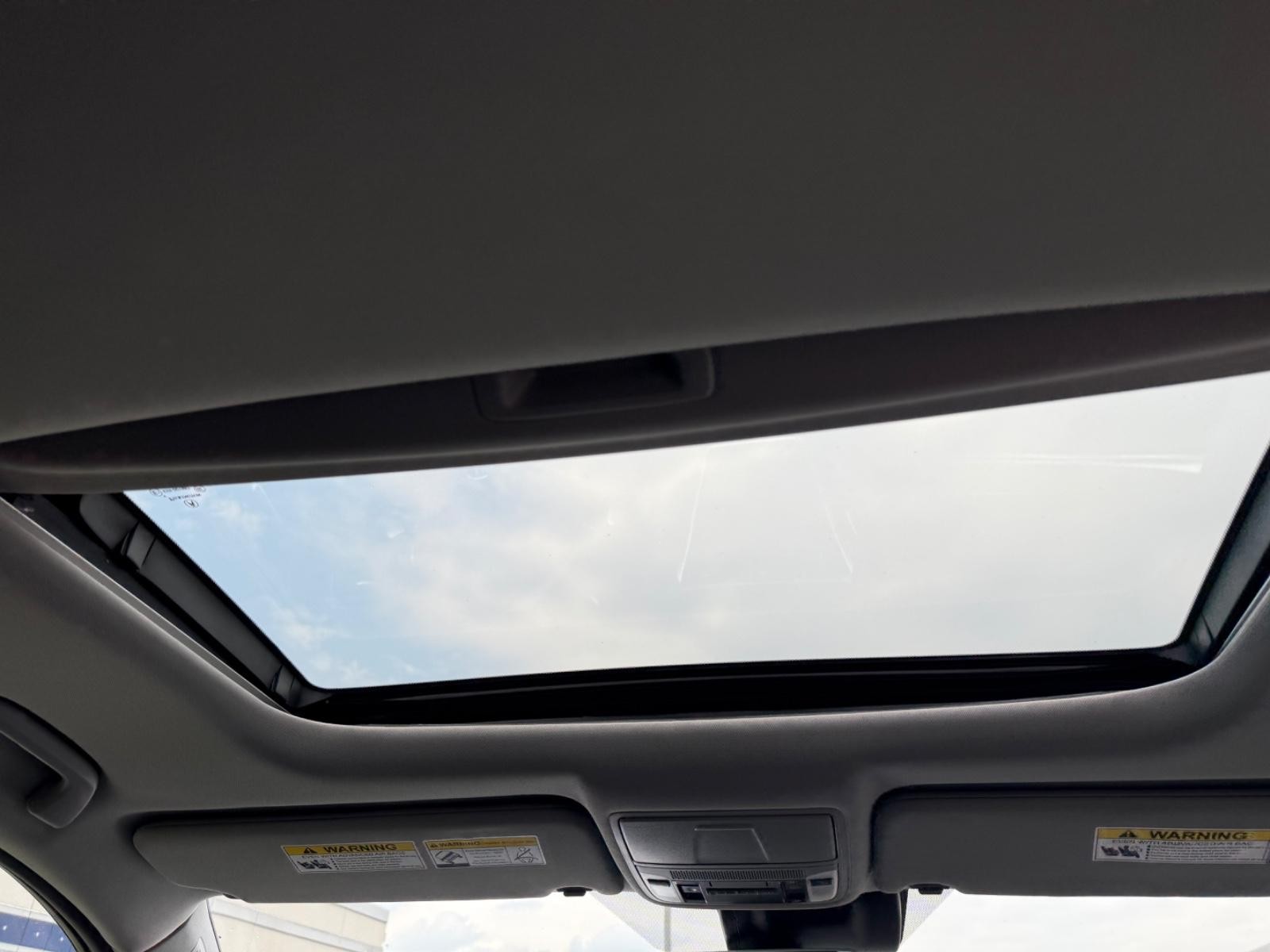 Acura MDX Vehicle Full-screen Gallery Image 13