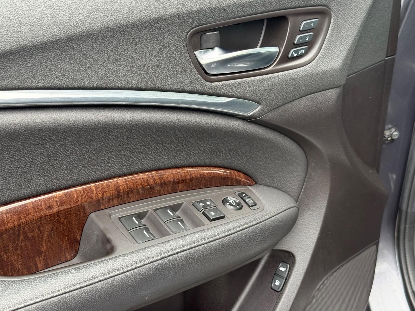 Acura MDX Vehicle Full-screen Gallery Image 15