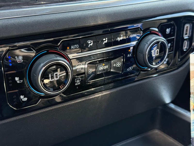 Chevrolet Silverado 1500 Vehicle Full-screen Gallery Image 19