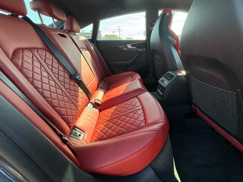 Audi S5 Sportback Vehicle Full-screen Gallery Image 06