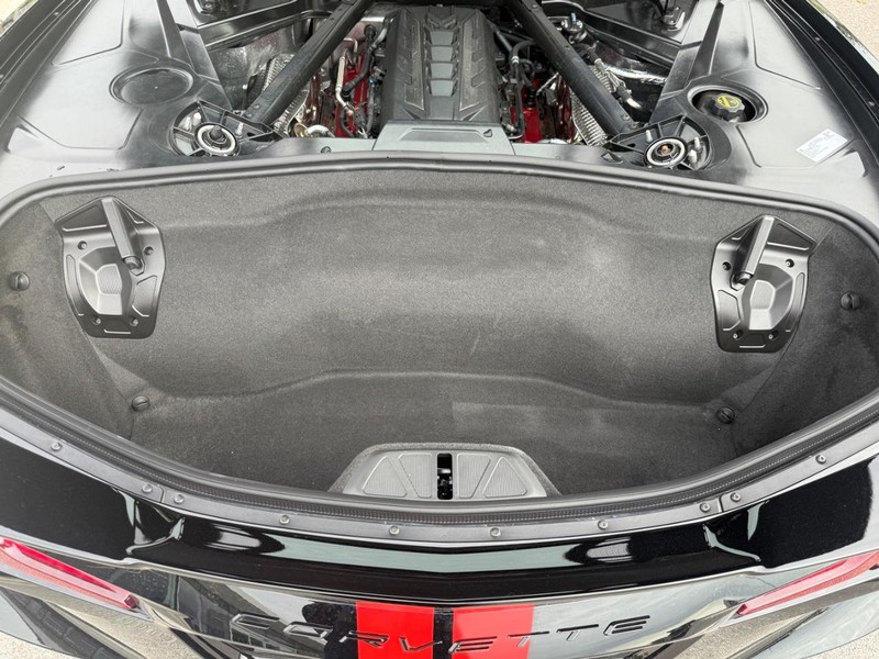 Chevrolet Corvette Vehicle Full-screen Gallery Image 04